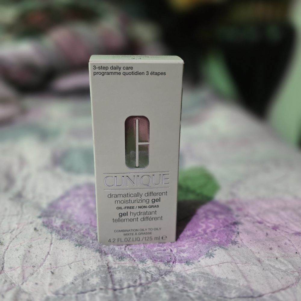 Clinique Dramatically Different Gel - White and Silver